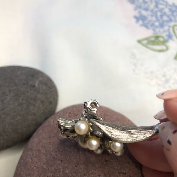 Vintage cluster of Flowers Pearls Silver Signed Brooch Pin - Picture 5 of 8